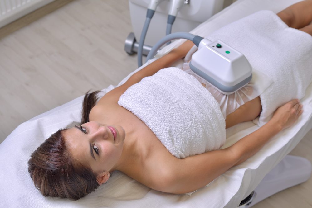 woman getting coolsculpting in los angeles