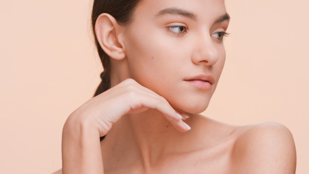 A woman with her following the shape of her jawline.