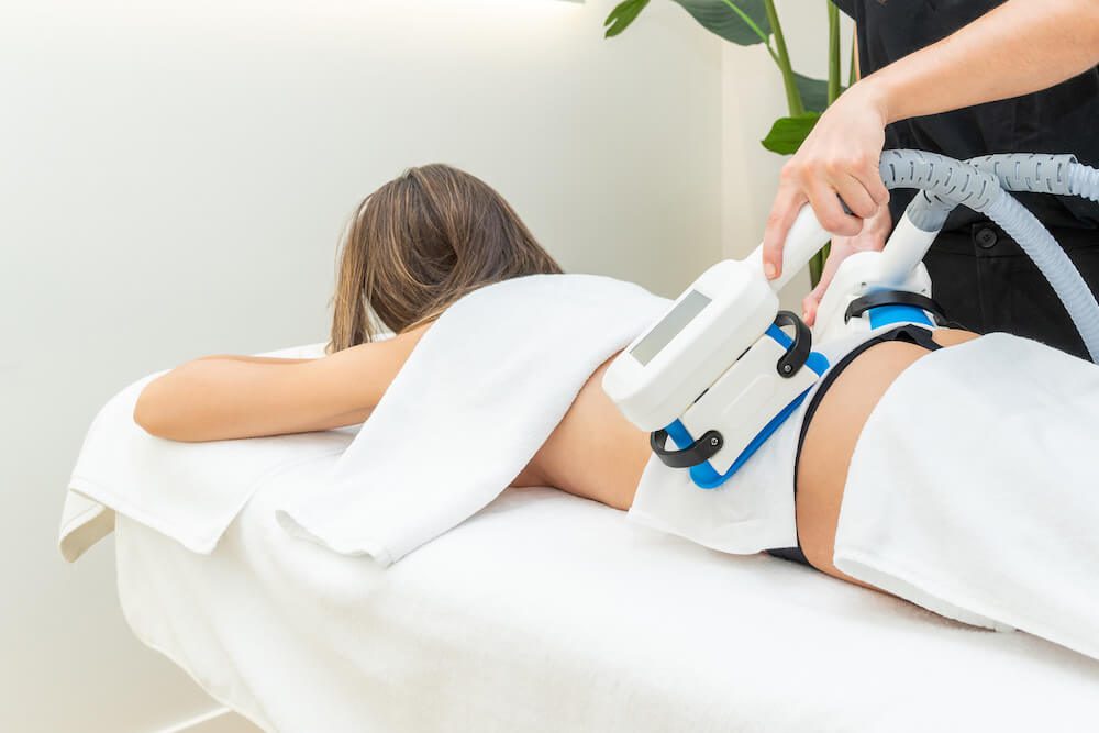 woman getting coolsculpting in los angeles on her back