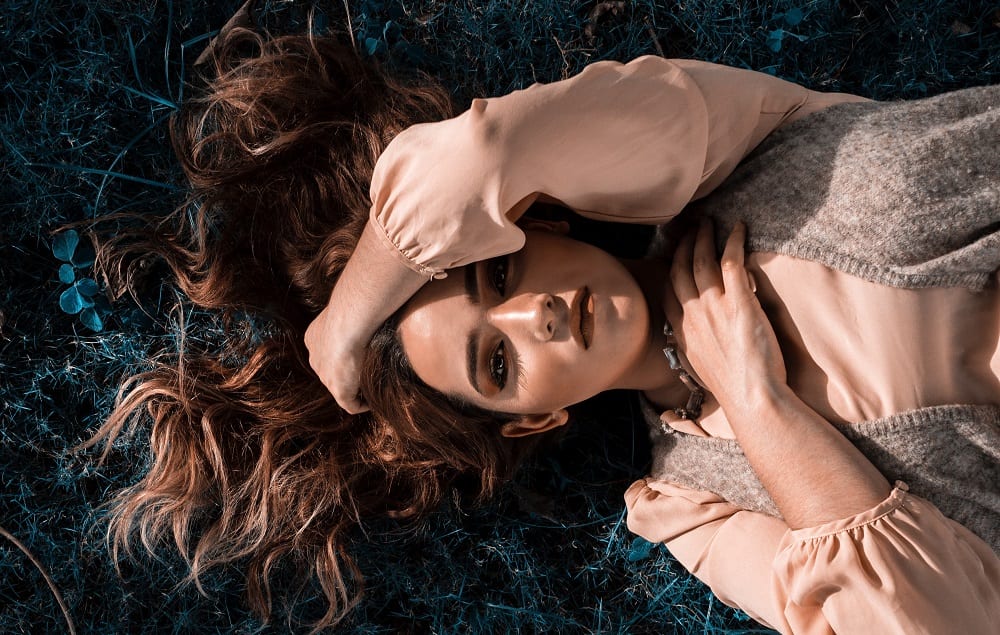 Woman laying on a field/grass